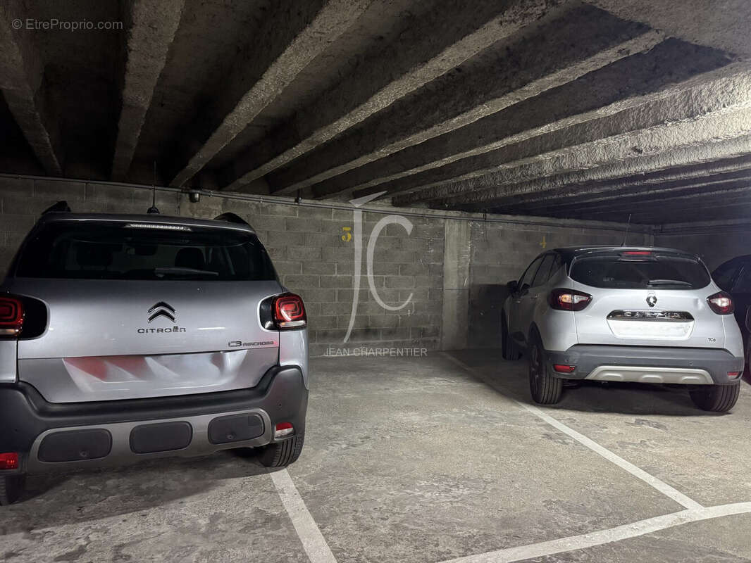 Parking à PARIS-16E