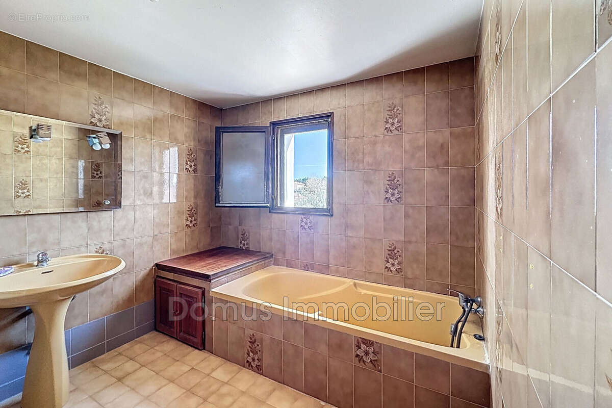 Appartement à CHATEAUNEUF-DE-GADAGNE