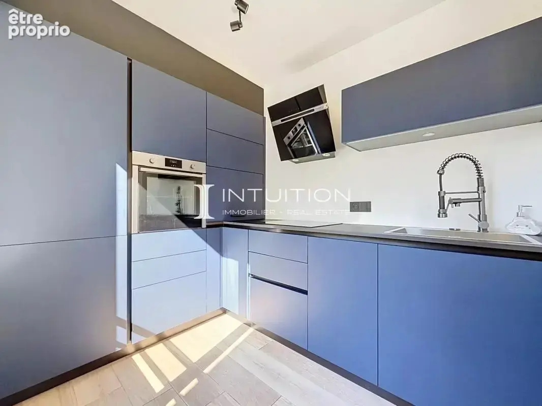 Golfe-Juan : Vaste appartement rez-de-jardin dans un immeuble de standing avec piscine - photo 9