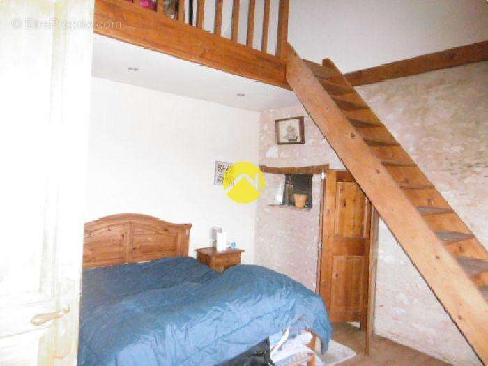 Maison à SAINT-HILAIRE-SUR-BENAIZE