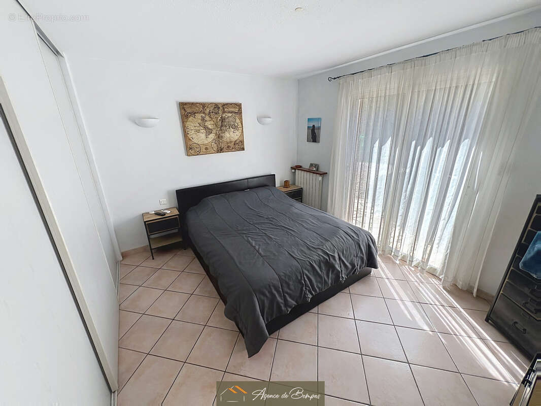 - villa 4 faces 148 m2 hbts  sur 1000 m2 de terrain -t2 independants 21 m2 - 2 garages 36 et 26 m2 - photo 11
