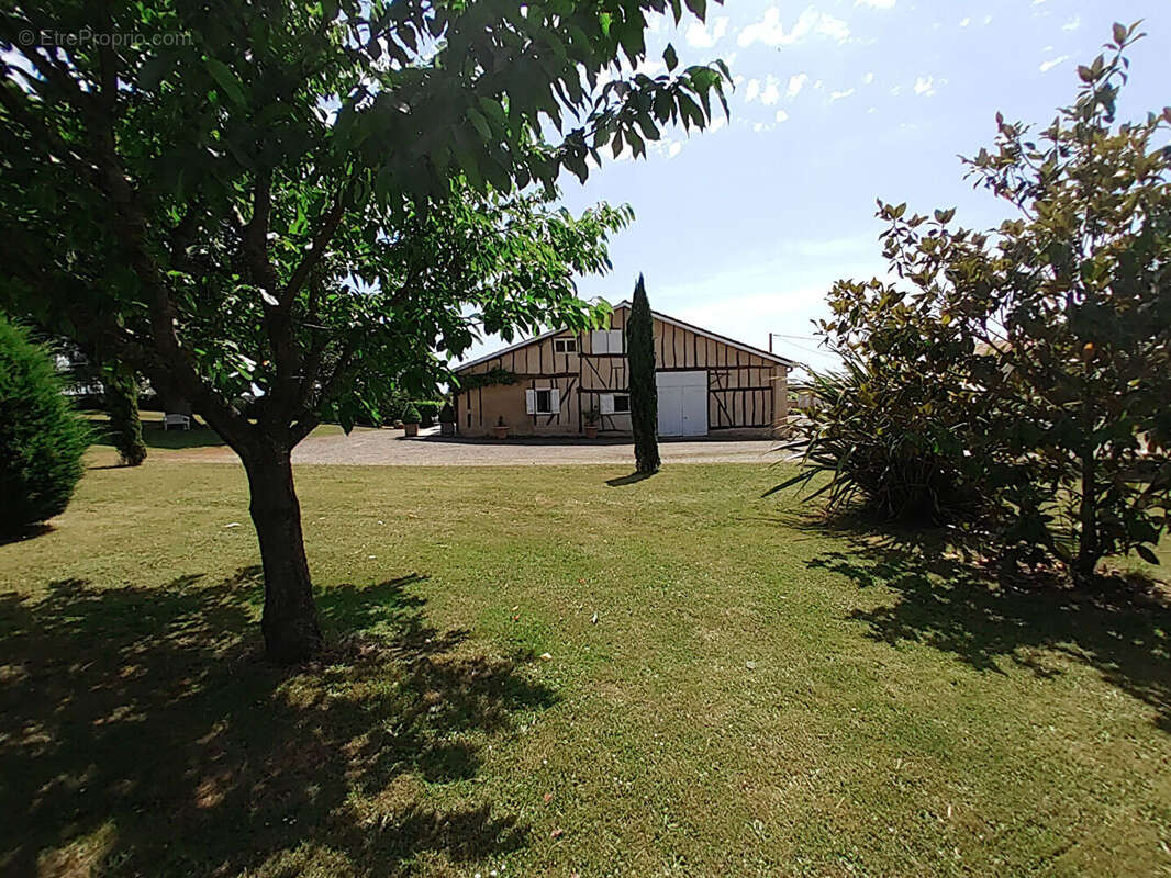 Ancienne propriété agricole avec dépendances au calme - photo 13