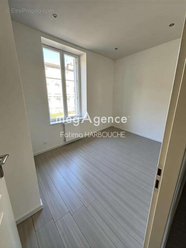 Appartement à LE CHAMBON-FEUGEROLLES