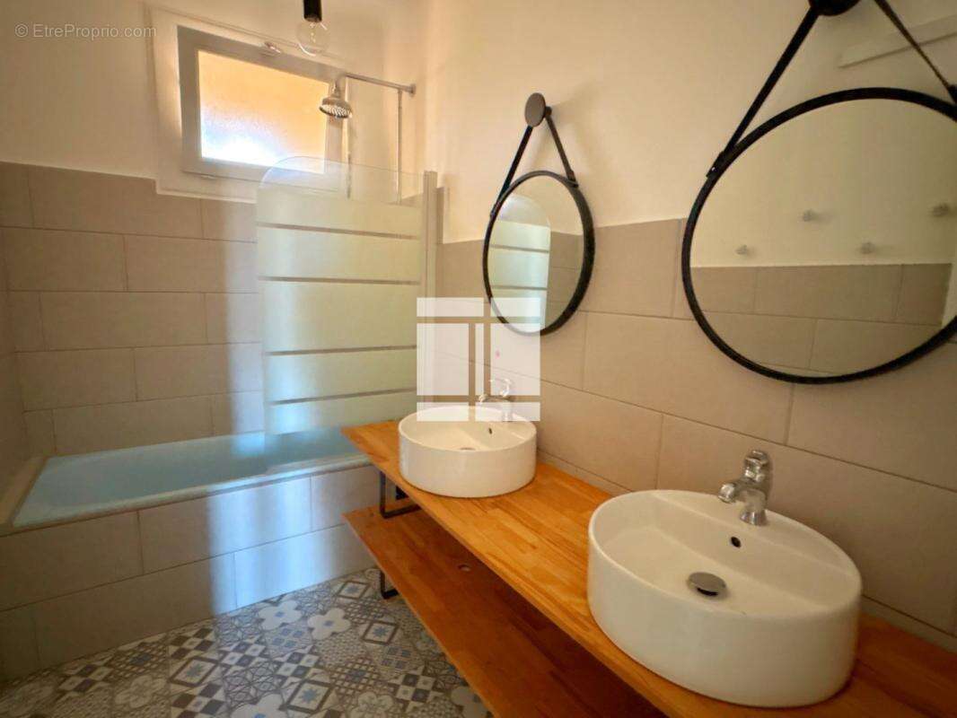 AJACCIO, appartement T3 de 70m² au 5ème étage - photo 6