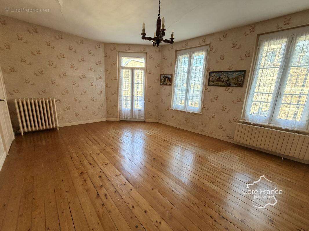 Maison à CRECY-SUR-SERRE