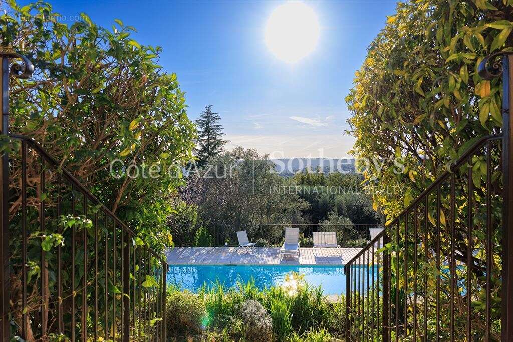 La Colle sur Loup, villa de 398 m² avec piscine chauffée proche de Saint Paul de Vence - photo 11