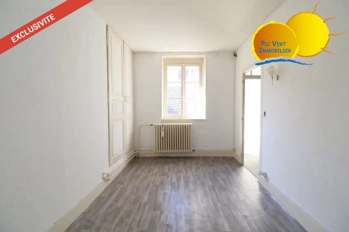 Immeuble avec commerce et 3 appartements, greniers, patio, garage - photo 7