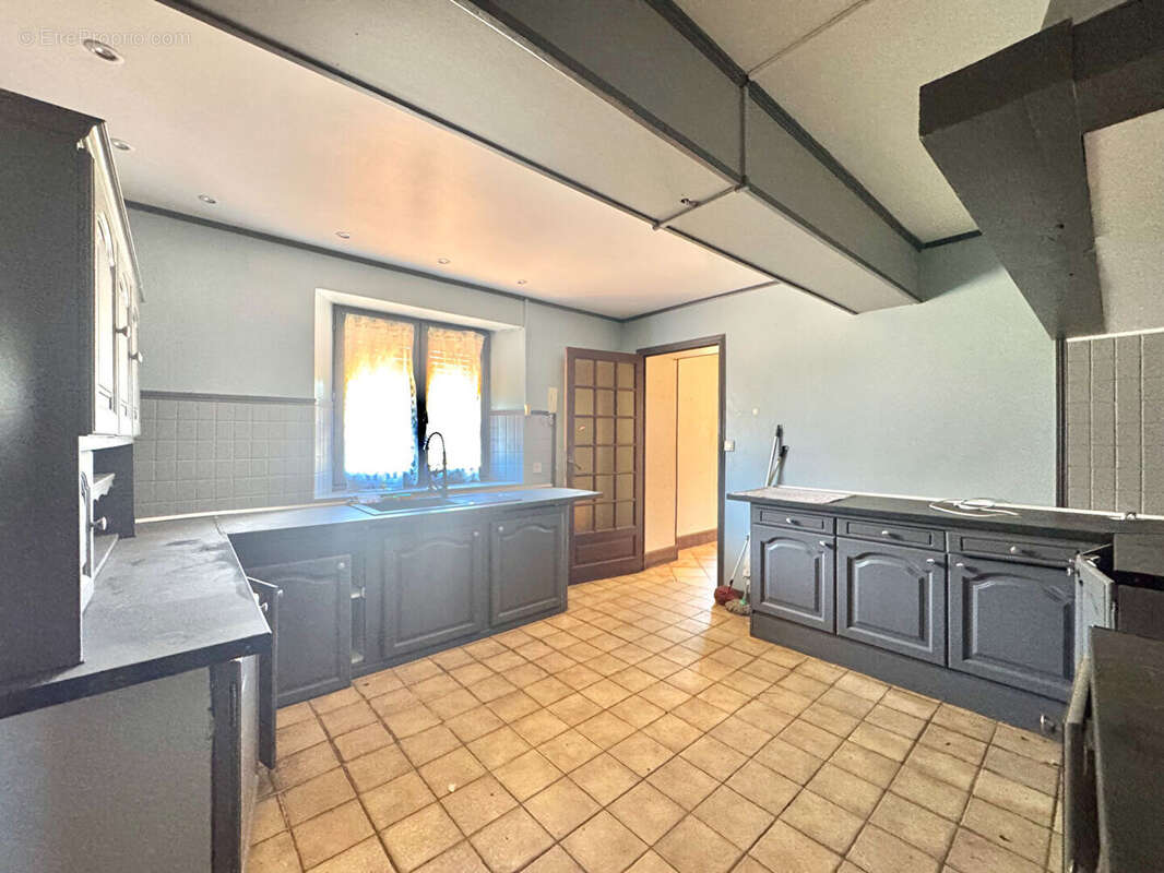 À VENDRE - Maison composée de deux logements indépendants avec terrain de 1300m2 environ - photo 8