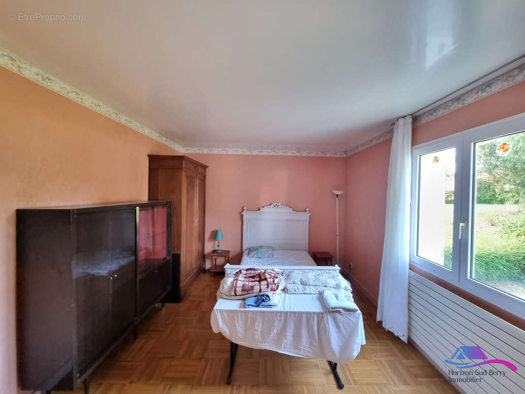 Chambre 1 RDC - Maison à AIGURANDE