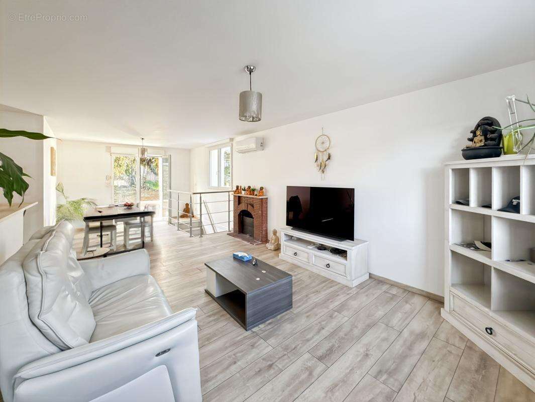 Maison à NOTRE-DAME-DE-SANILHAC