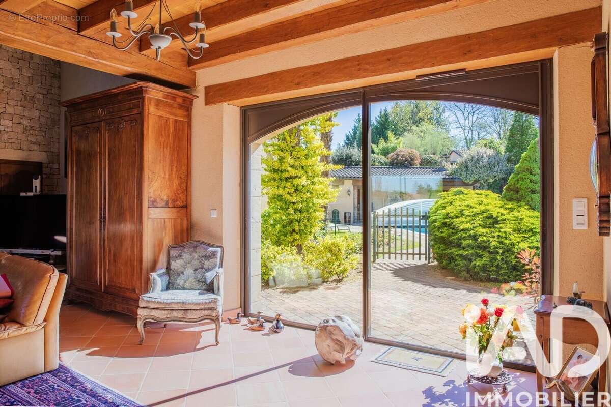 Maison 275 m² à Marcillac-Saint-Quentin  - photo 9