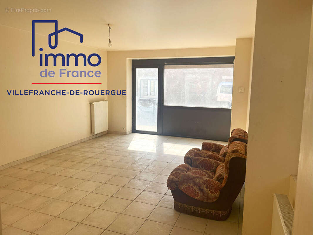 Immeuble avec parking, double garage et jardin - photo 6