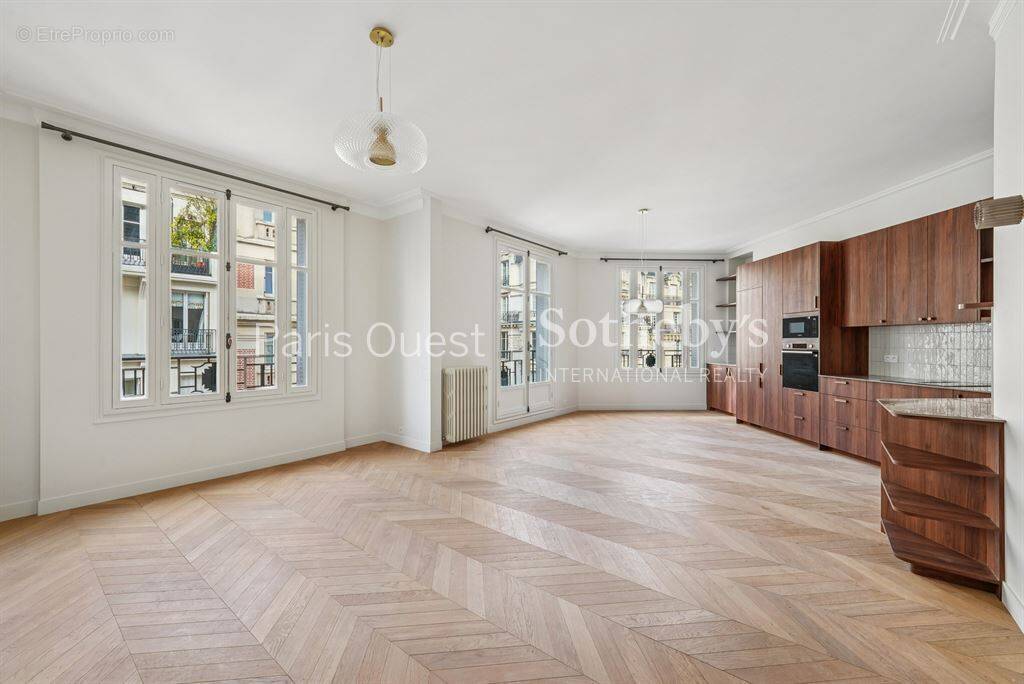 Appartement à PARIS-16E