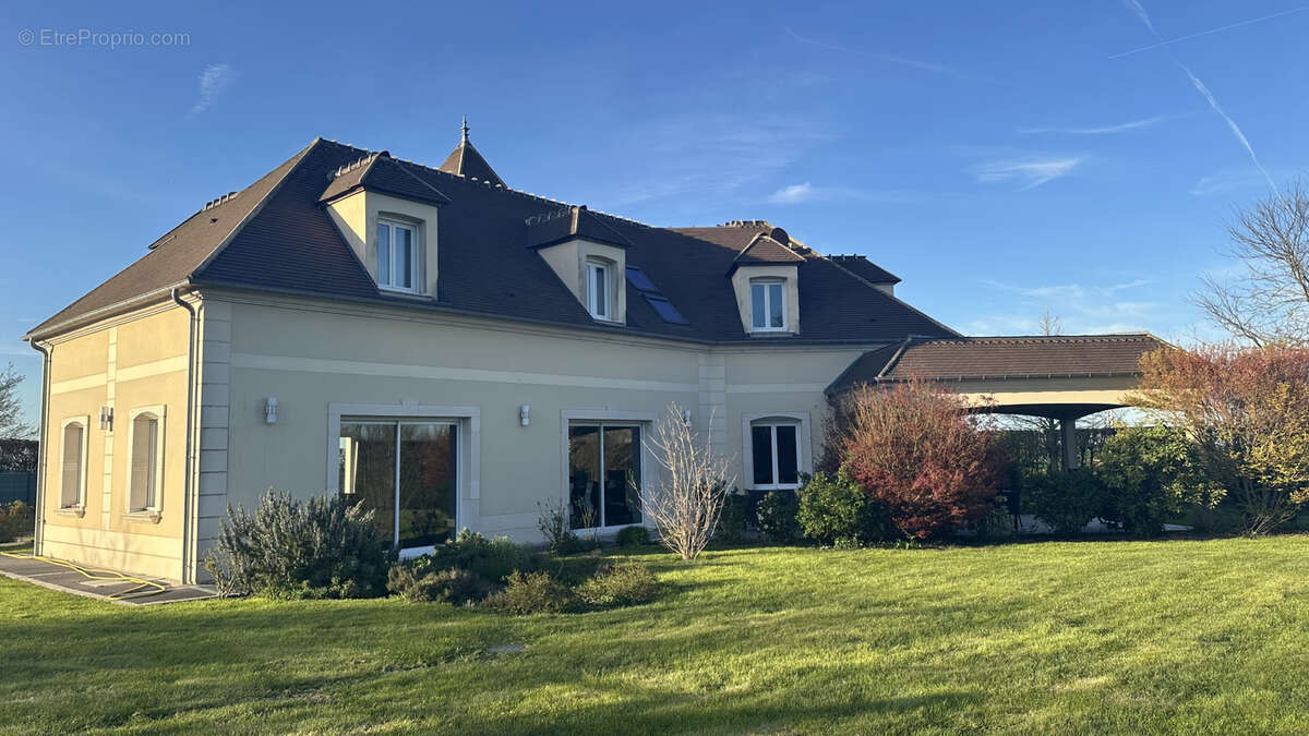 Maison à CREVECOEUR-LE-GRAND