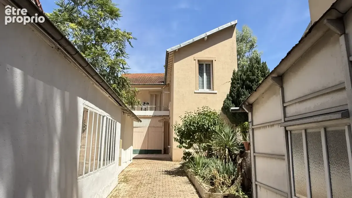 Investissement locatif à Vichy - Immeuble 3 appartements 4 garages - photo 3