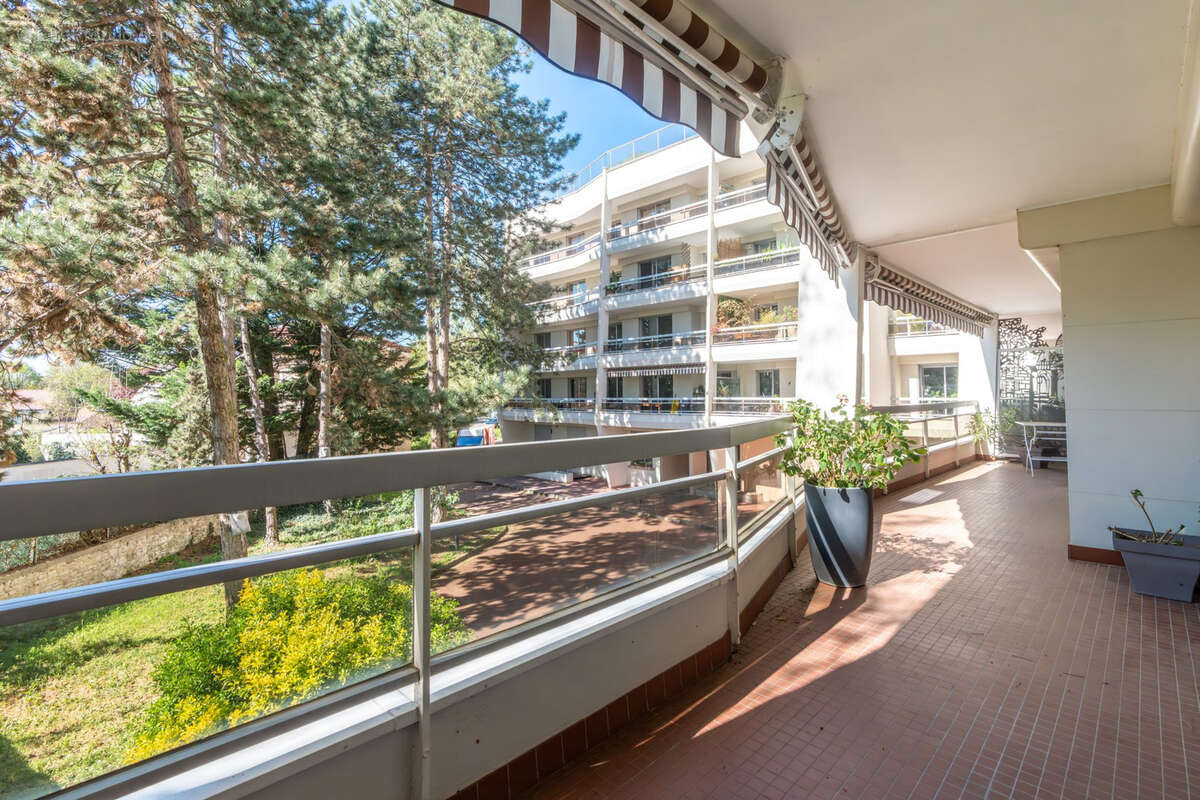 Appartement 3 pièces avec balcon, cave et deux parkings - photo 2