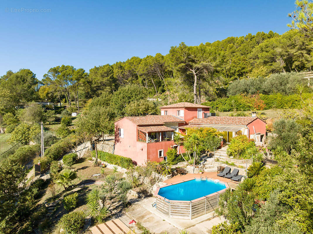 À VENDRE EN EXCLUSIVITÉ - CALLAS Maison 4 chambres avec piscine et grand terrain de 3205 m² - photo 2