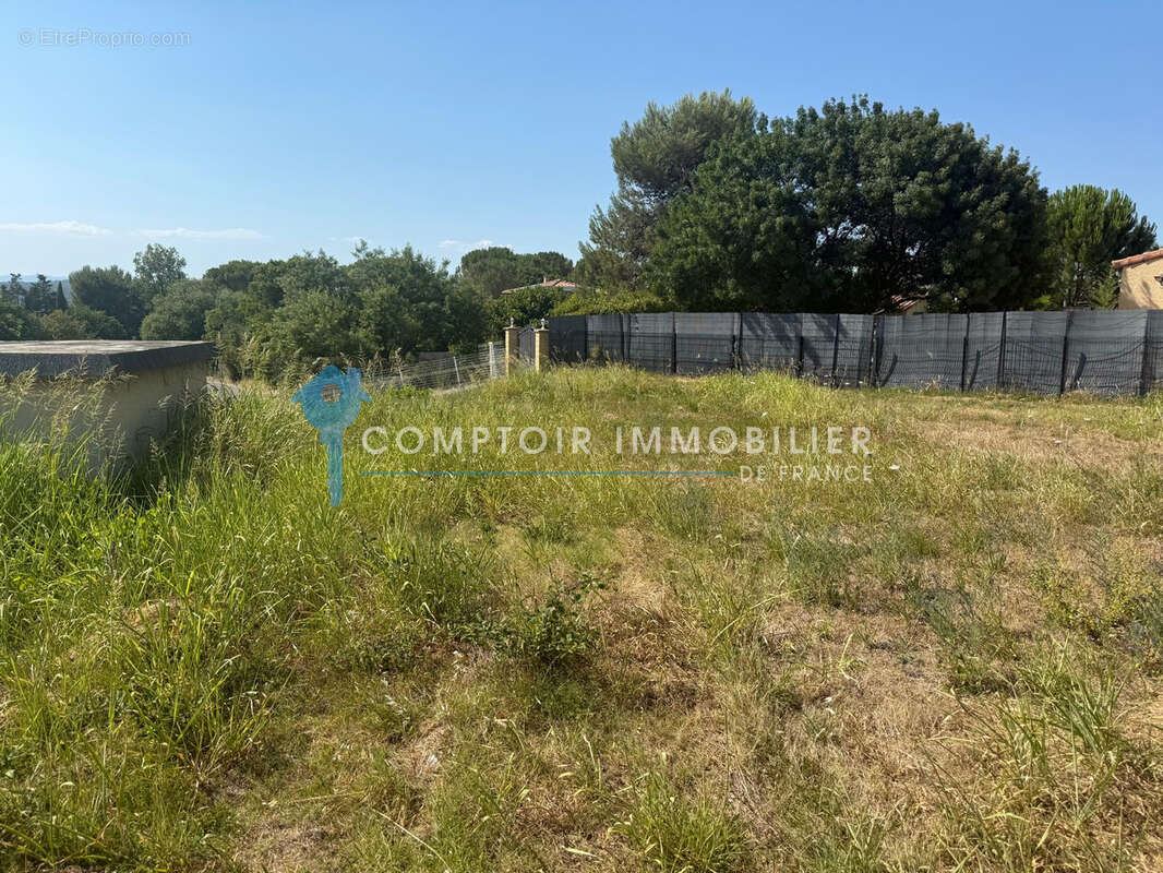 Terrain constructible - 625 m2 à Crespian - photo 2