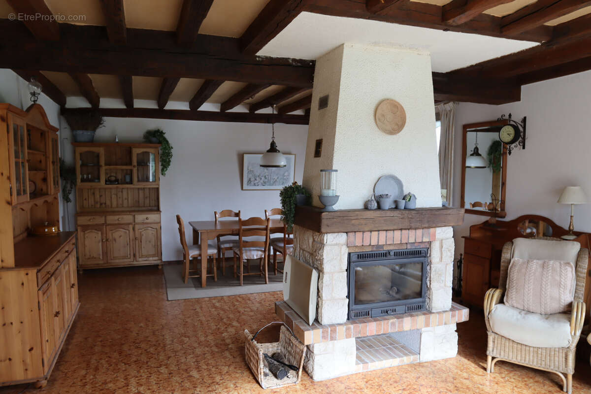 Maison à AINAY-LE-CHATEAU