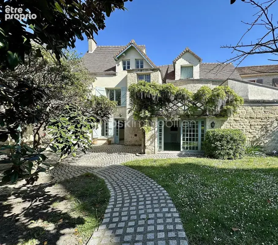 Maison à LE MESNIL-LE-ROI