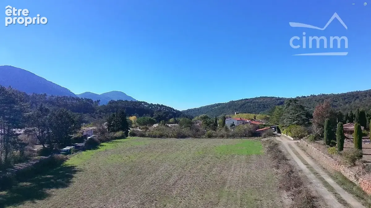 Terrain constructible de 4000 m² - photo 1