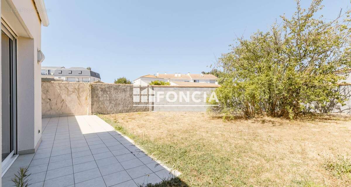 LES SABLES D'OLONNE PROCHE CENTRE ET PLAGE - Maison T3 de 100m2 de plain-pied avec garage, terrasse et jardin - photo 5