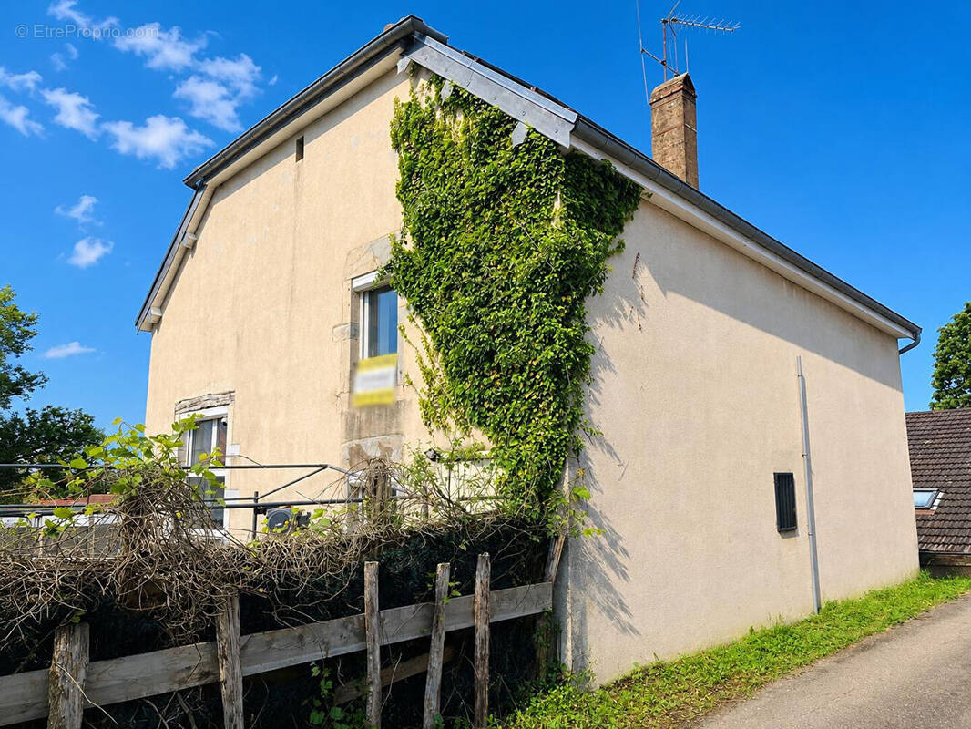 Maison à POUILLEY-LES-VIGNES