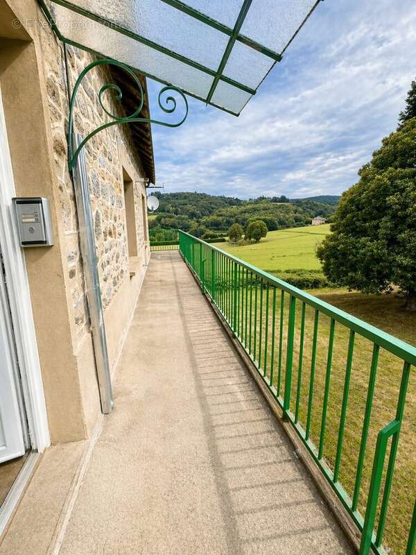 Balcon desservant les 2 appartements - Appartement à EYMOUTIERS
