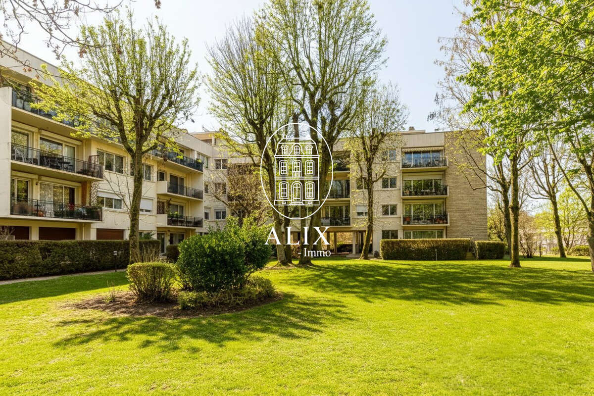 Appartement à MARNES-LA-COQUETTE