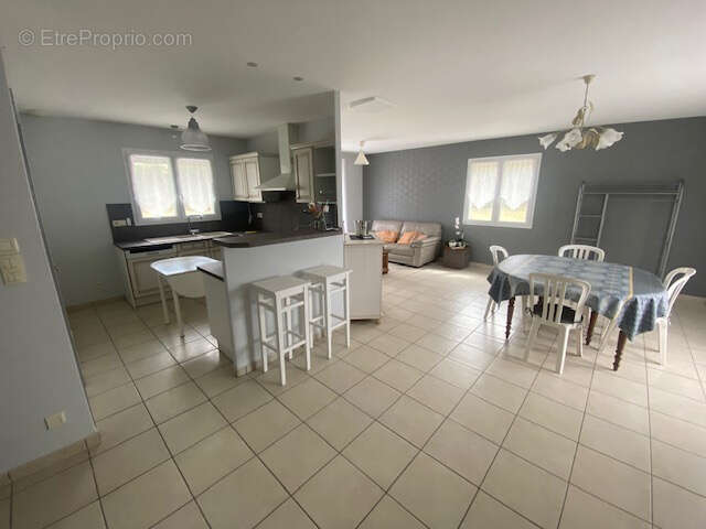 Très belle maison de plain-pied avec garage et double garage sur beau terrain de 2700 M2 - photo 7