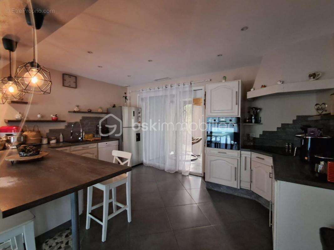 Charmante maison rénovée de 156 m² avec piscine et jardin - photo 5