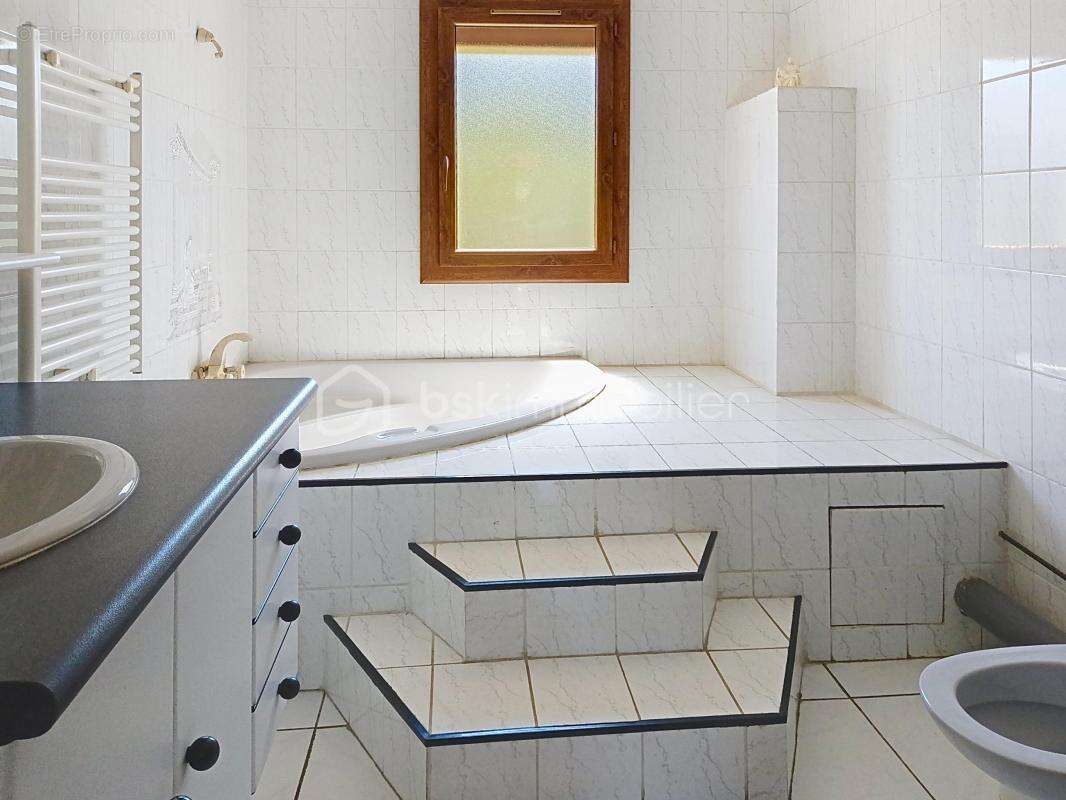 Maison familiale de 129 m² avec 4 chambres, terrain de 1 000 m² – Charnecles - photo 9