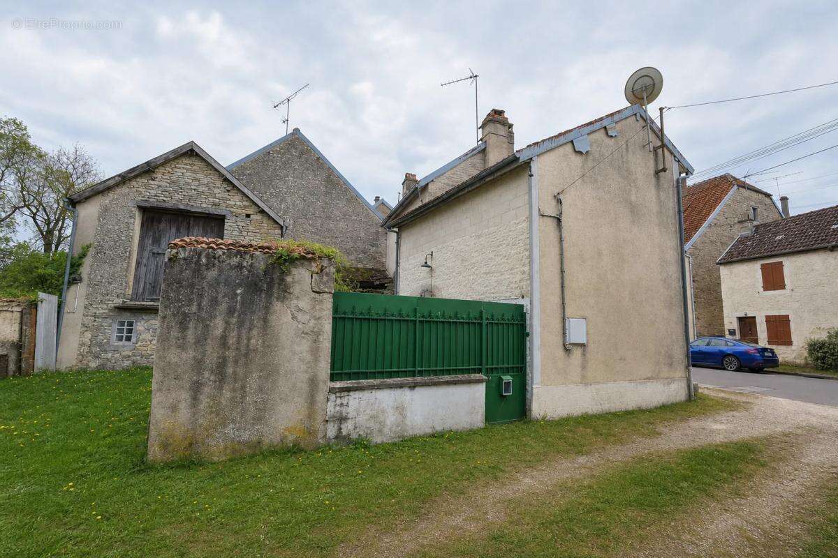 Maison à MONTIGNY-SUR-AUBE