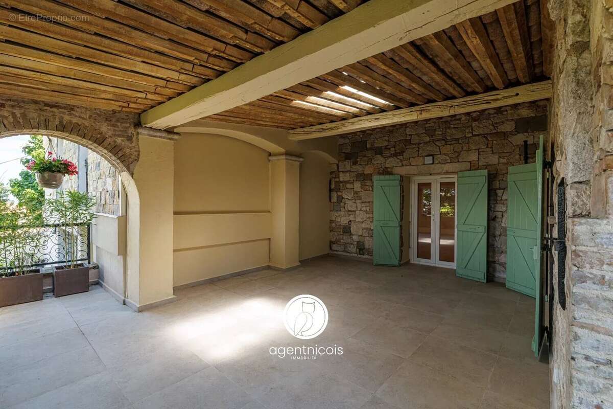 Appartement à SAINT-LAURENT-DU-VAR