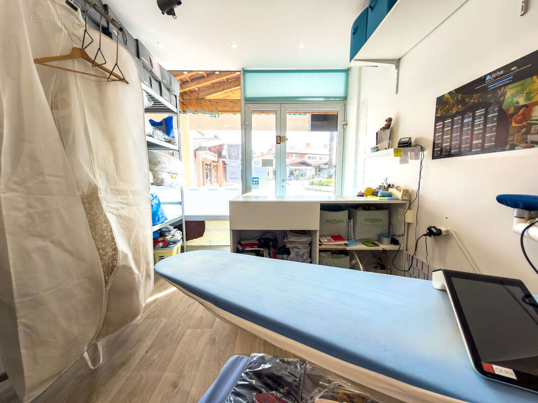 Commerce à LA LONDE-LES-MAURES