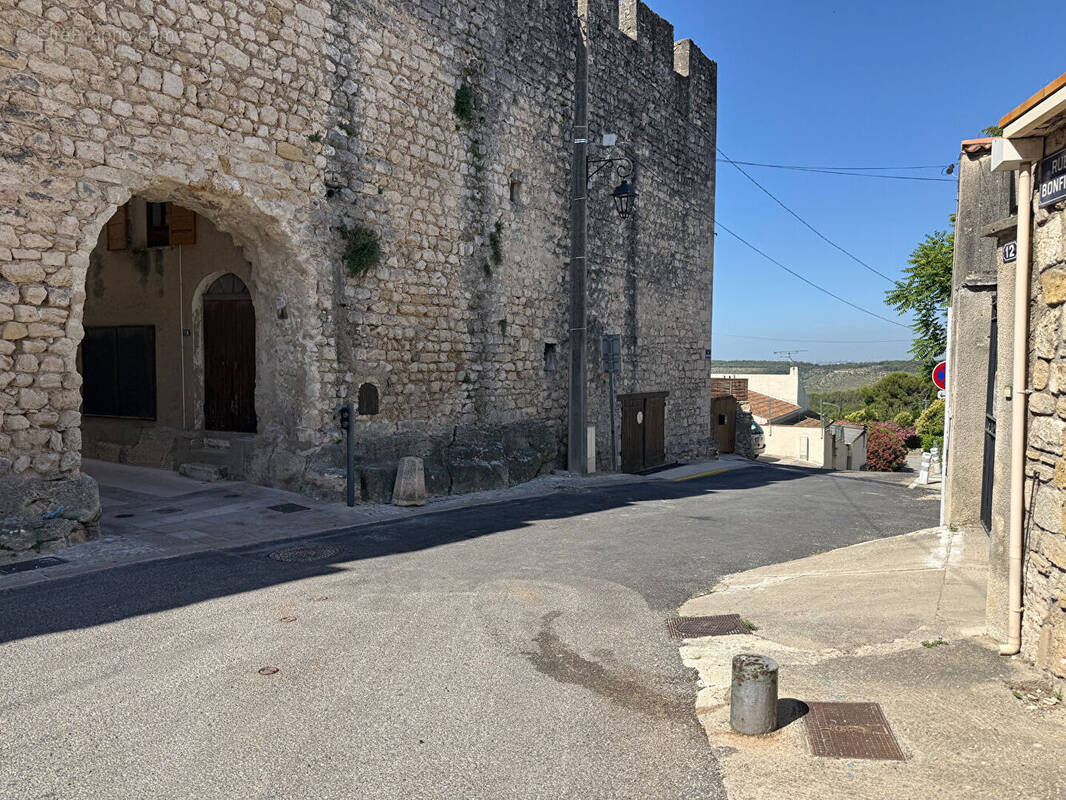 Maison à SAINT-MITRE-LES-REMPARTS