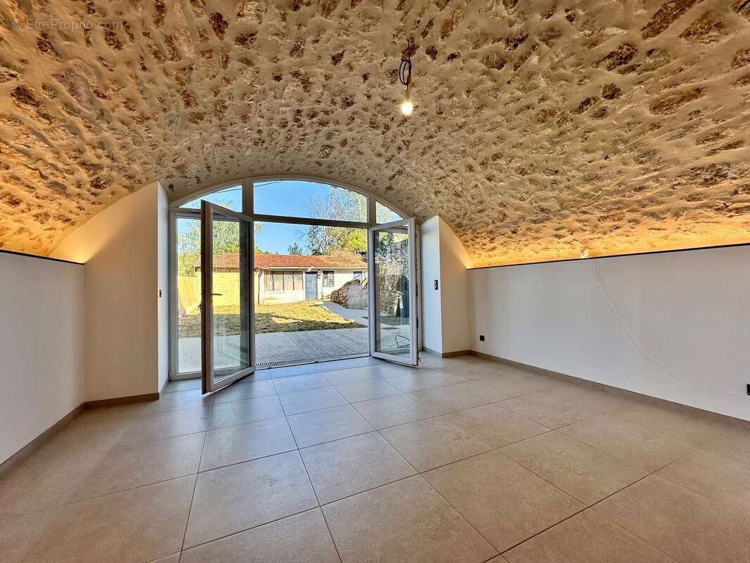 Duplex 100 m2 en rez-de-jardin à vendre 3 pièces FORGES LES BAINS (91) - photo 2