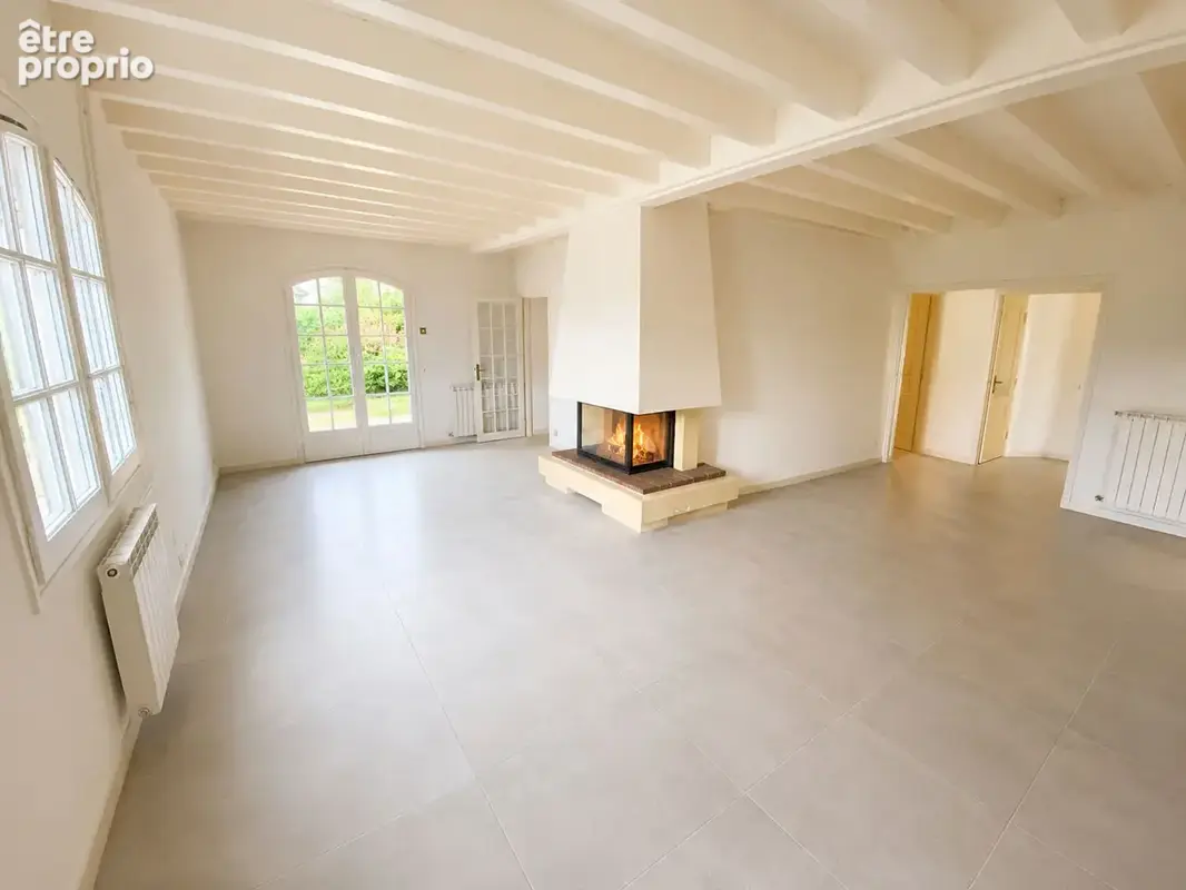 Maison de plain-pied avec terrain arboré et garage - photo 3