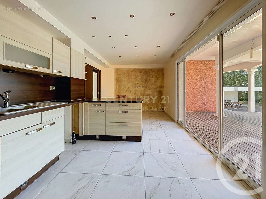 Maison 179 m² à Saint-Clair-De-La-Tour  - photo 3
