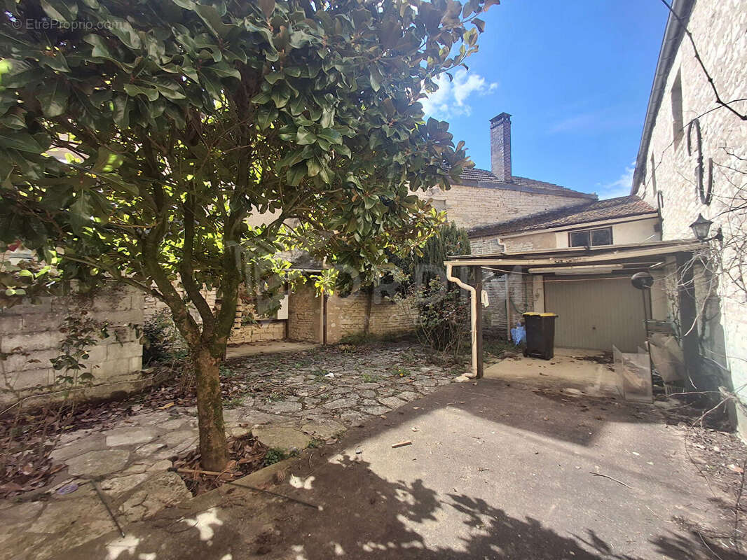 Maison à NOYERS