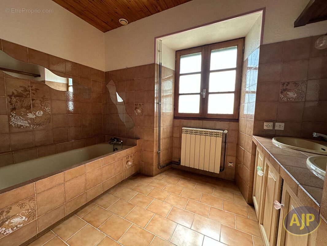 Maison à JARNAC-CHAMPAGNE