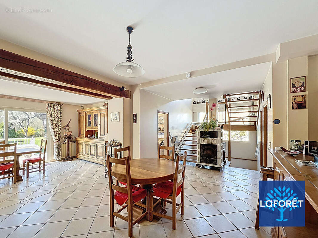 Maison à D'HUISON-LONGUEVILLE