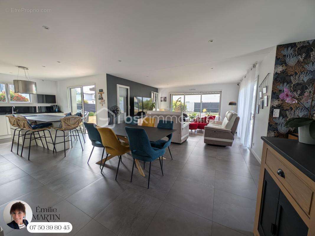 Aux portes de Rennes, à seulement 5 minutes du centre de Cesson-Sévigné, laissez-vous séduire par cette magnifique maison contem - photo 4