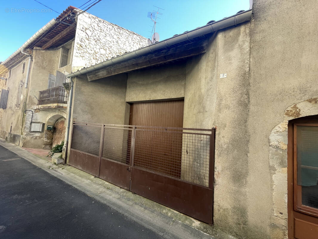 Parking à SAINT-JEAN-DE-FOS