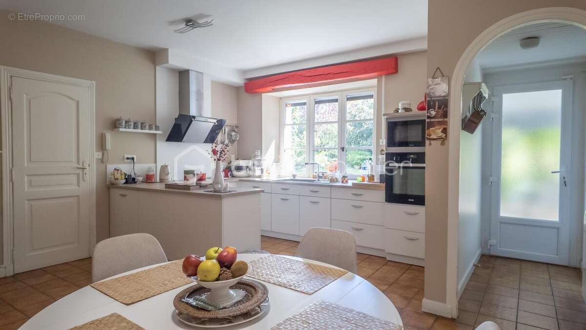 Joyau résidentiel à Fourchambault : Propriété familiale avec charme intemporel et élégance rustique de l’aménagement - photo 10