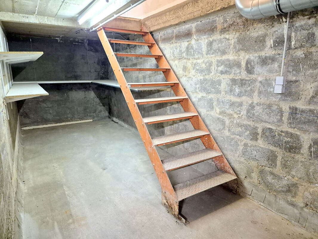 Commerce à LES CLAYES-SOUS-BOIS