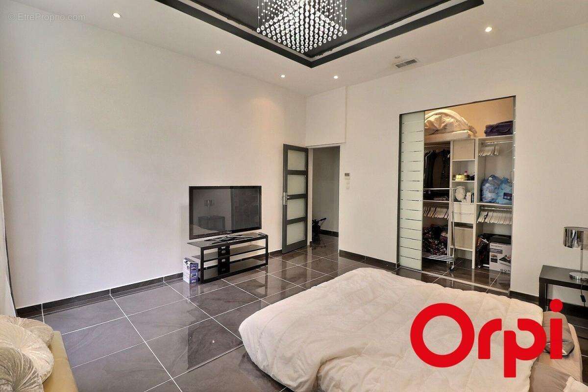 Appartement à MARSEILLE-1E