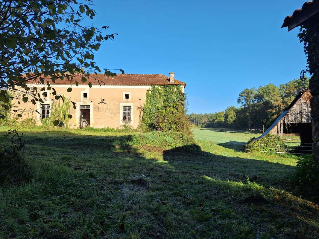Maison à MAZEYROLLES