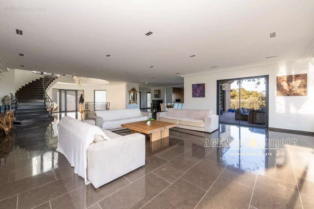 Maison à ROQUEFORT-LES-PINS