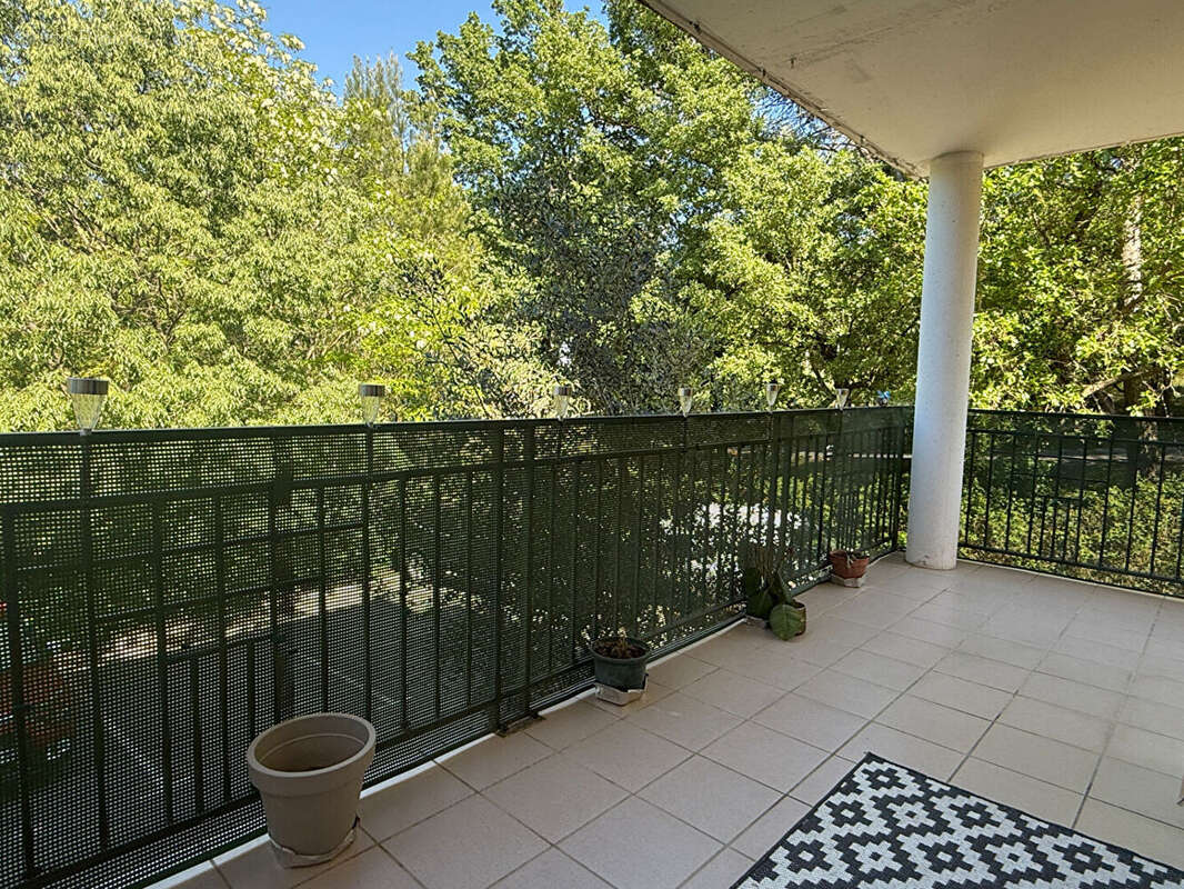 Appartement à LA ROQUE-D'ANTHERON